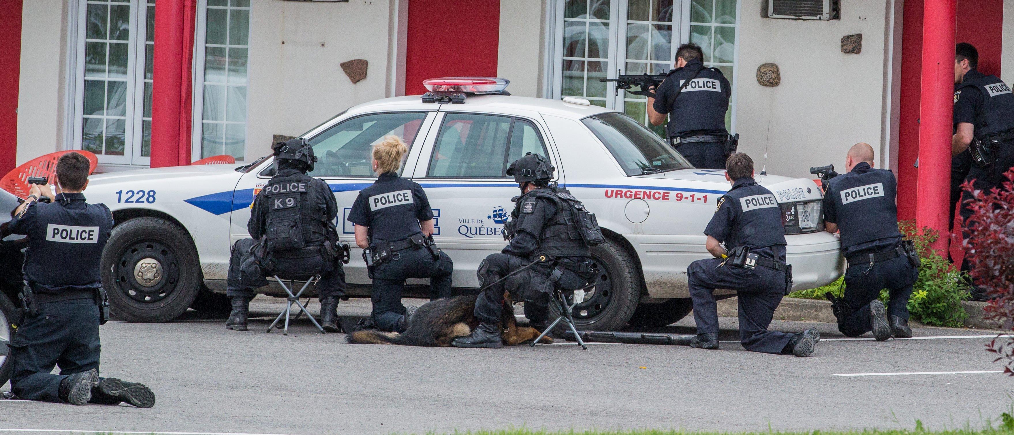 Police-during-hostage-situation-e1547491972997.jpg