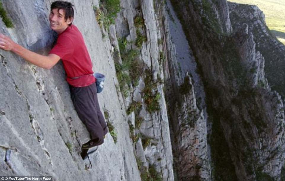 4111540900000578-4569356-Honnold_is_pictured_during_another_treacherous_solo_climb_up_the-a-39_1496520440296.jpg